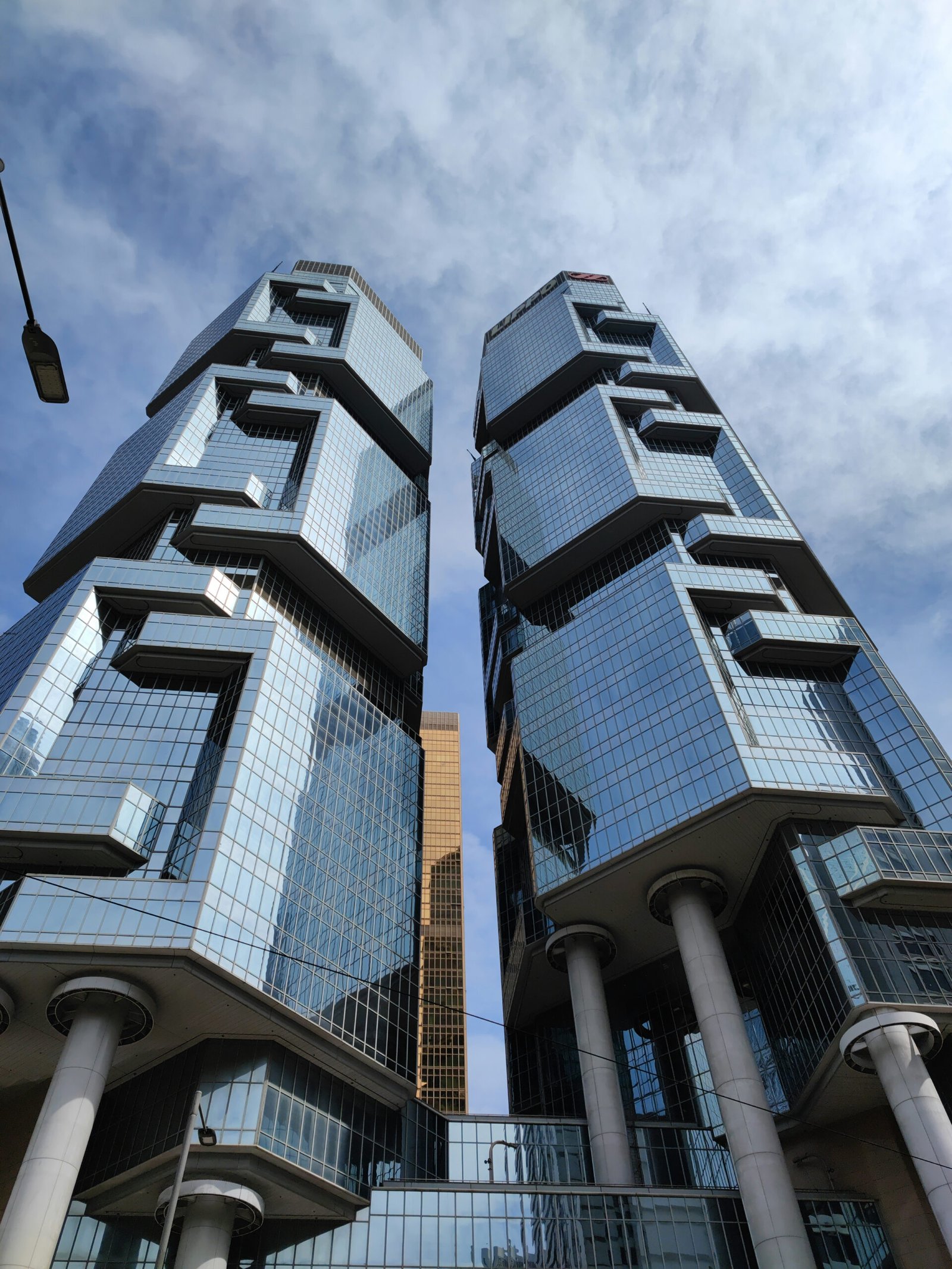 非暴力抗议遭遇暴力镇压:社会与政治层面的复杂动态与深层问题-The49